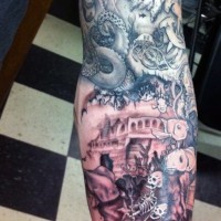 Tatuaje en el brazo, mundo submarino con esqueleto humano, peces y pulpo