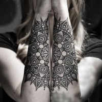 impressionante disegno dipinto grande fiore su due braccua tatuaggio