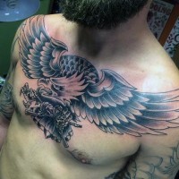 Beeindruckendes Design schwarzer und weißer Adler Tattoo an der Brust