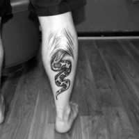 Tatuaje en la pierna, serpiente tremendo debajo de la piel