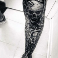 Tatuaje en la pierna,
esqueleto horroroso de colores oscuros