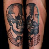 Tatuaje  de mitad hombre mitad cráneo estilizado  en la pierna