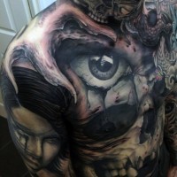 Beeindruckendes detailliertes und farbiges Horror Tattoo am ganzen Körper