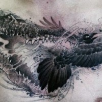 impressionante dettagliato nero e bianco alligatore e corvo tatuaggio su petto