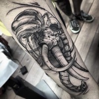 Beeindruckendes detailliertes schwarzes Unterarm Tattoo mit altem Tribal Elefantenkopf