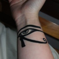 Tatuaje en la muñeca,
símbolo egipcio ojo de Horus estupendo, tinta negra