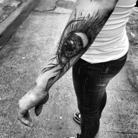 Impresionante fantástico pintado por Inez Janiak tatuaje de brazo para mujer ojo con hojas