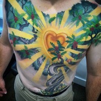 Tatuaje en el pecho,  corazón dorado con sol y árbol magnífico