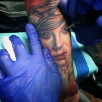 Tatuaje en el brazo, mujer vampiro fascinante de colores