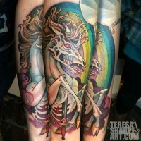 Tatuaje en el antebrazo,
unicornio esquelético espantoso, estilo  old school