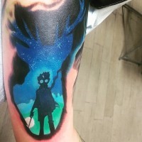 Tatuaje en el brazo,
 silueta azul de ciervo con chico mago