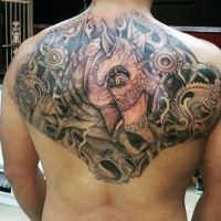 Tatuaje en la espalda, caballo místico de hierro entre detalles diferentes