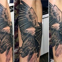 impressionante dipinto grande realistico dettagliato aquila tatuaggio su braccio