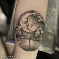 Beeindruckendes schwarzweißes Tattoo mit  großem Mond mit einsamem Menschen am Arm