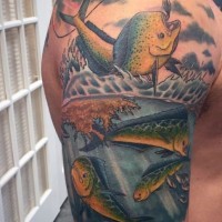 Beeindruckend gemalter farbiger einzigartiger gehakter Fisch Tattoo am halben Ärmel