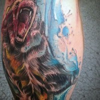Tatuaje en la pierna,
 oso feroz en sangre