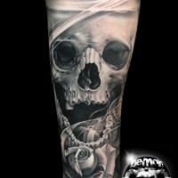 ipressionante dipinto molto realistico cranio confiore tatuaggio su braccio