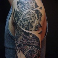 Tatuaje en el brazo,
detalles biomecánicos estupendos
