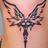 impressionante angelo tribale tatuaggio su corpo