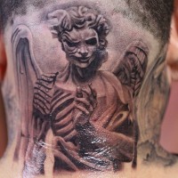 Tatuaje en el cuello, ángel aterrador impresionante