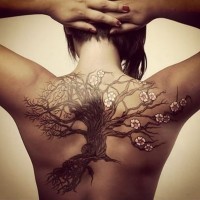 Tatuaje en la espalda, árbol viejo  hermoso con flores pequeñas