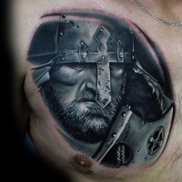 Beeindruckender sehr detaillierter schwarzer und weißer mittelalterlicher Krieger Tattoo an der Brust
