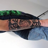 Tatuaje en el antebrazo,
 ojos atentos de tigre, colores negro blanco