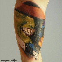 Beeindruckendes sehr detailliertes buntes Bizeps Tattoo mit Maske Lächeln