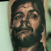 Beeindruckendes sehr detailliertes natürlich aussehendes Portrait des rauchenden Mann Tattoo am Bizeps