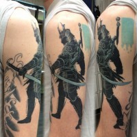 Tatuaje en el brazo, guerrero samurái de cuerpo entero con espada larga