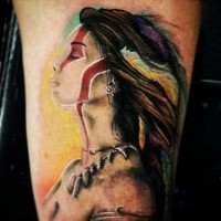 Beeindruckendes sehr realistisch aussehendes farbiges Tattoo mit barbarischer Frau