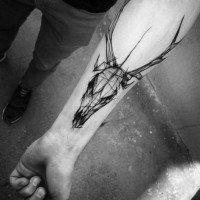 Unglaubliches abstrakt gemaltes Unterarm Tattoo mit Schädel des Hirsches Skizze