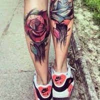 Tatuajes en las piernas, flores espectaculares de colores azul y rosa