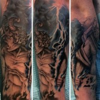 Tatuaje en el antebrazo, demonio feroz imponente y relámpago