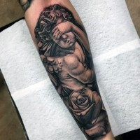 Unglaublicher schwarzer und weißer kleiner Engel Tattoo am Unterarm mit Rose