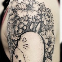 Tatuaje en el hombro,
criatura divertida con flores y bayas, colores negro blanco
