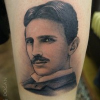 Tatuaje en el muslo, retrato simple de  hombre retro con bigotes