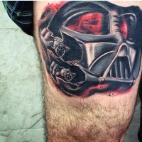 Unglaublicher Cartoon Stil  gefärbtes großes Schenkel Tattoo von Darth Vaders Maske mit Raumschiffen