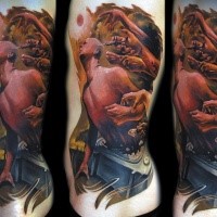 Groß unfassbar farbiger Seite Tattoo des Mannes mit gruseligen Händen