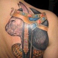 Unglaubliches farbiges detailliertes Rücken Tattoo mit ägyptischer Katze