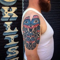 Unglaubliches farbiges lustiges aussehendes Schulter Tattoo mit Tribal Wandmalereien