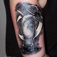 Tatuaje en el brazo, mano en el agua con ave en ella