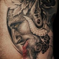 Unglaubliches farbiges sehr detailliertes schwarzes dämonisches menschliches blutiges Gesicht Tattoo an der Seite