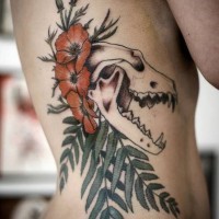 incredibile combinazione colorato fiore con teschio animale tatuaggio su costolette