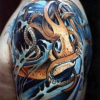 incredibile disegno colorato polipo in mare tatuaggio su spalla