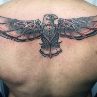 incredibile disegno grande colorato aquila acuta tatuaggio su parte alta della schiena