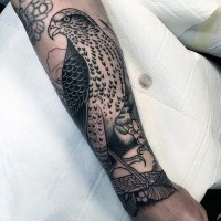 incredibile disegno nero e bianco dettagliato aquila tatuaggio su braccio