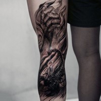 Tatuaje en la pierna, escorpión negro detallado con la mano en llamas
