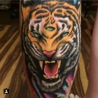 Unglaubliches buntes detailliertes Bein Tattoo mit dämonischem Tiger