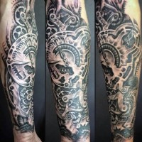 Unglaubliches sehr detailliertes mystisches Mechanismus schwarzes Tattoo am Arm